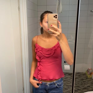 Rosa topp med volang - Så fin somrig topp med volanger! Den är vintage från zaras kollektion för flera år sedan.🥰