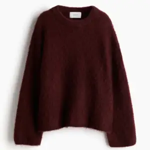 Trendig tröja från H&M i mohair! En röd/brun färg. Väldigt eftertraktad. Prislapp kvar! Slutsåld överallt. Passar Xs-S