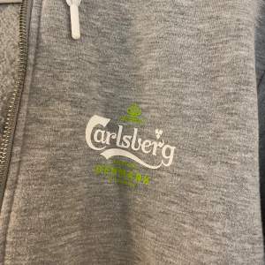 Carlsberg hoodie i storlek M, super skick. 