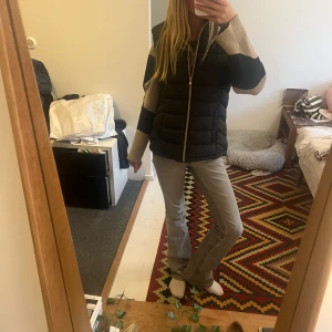 Väst zara - Fin väst från zara girls. Kommer inte till användning längre. Pris går att diskutera 💗