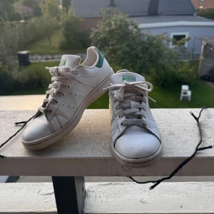 Adidas - Stan smiths  - Säljer mina fina stan smiths!  De har dock en fläck med sprayfärg från min mösspåtagning, men med rätt kärlek går det nog bort!   Annars sparsamt använda! Men de kan absolut bli finare med lite kärlek.  ❣️