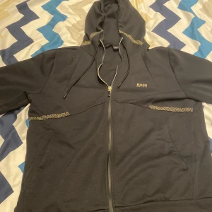 Hugo boss fleecetröja -  Fick den av min morbror men är för stor  