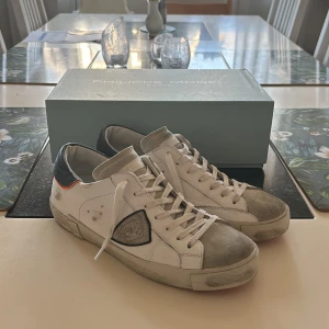 PHILIPPE MODEL, MEN'S PRSX LOW WHITE BLUE ORANGE - Philippe model skor storlek 40 i färgen vit, blå, orange Dem va för små för mig så har inte använt dem så mycket men dem har fått lite veck eftersom dem va för små.