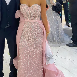 Festklänning balklänning  - Använd 1 gång, storlek:34, släp&armband ingår, priset går att diskutera 