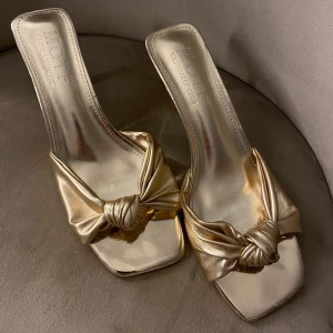 Guld klaclat - Otroligt snygga guld klackar 