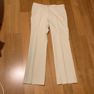 Bra skick inga defekter  - Snygga beige byxor 