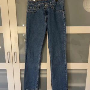 Levisjeans - Snygga levisjeans köpta second hand men i mycket fint skick. Modell 505, rak modell men lite mer åtsmidjande kring låren. Återkommer med storlek! 