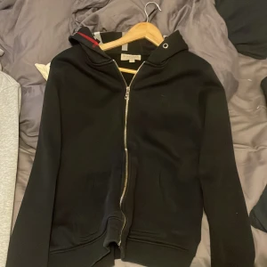 Burberry hoodie - Säljer nu min burberry hoodie då jag ej andvänder den skicka bud, tags finns  Stl L passar M