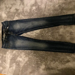 TIGER OF SWEDEN JEANS - Jeans från tiger of Sweden i storlek 31/32. Passformen är slim och de är i riktigt bra skick.