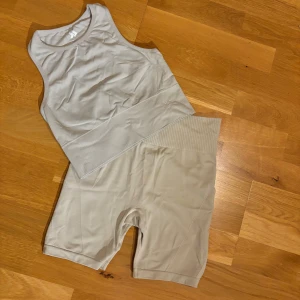 Beige Träningset - Beige träningset i bra skick, endast några användningar. Träningsshorts och träningtröja från lager 157. Storlek xs/s, normal i storleken. 