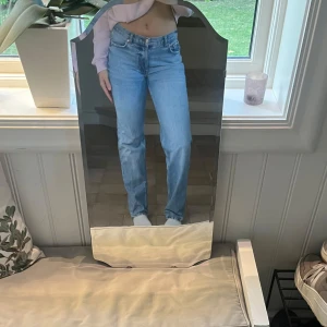 Blåa jeans straight💙 - Blåa jeans i modell low straight från Ginatricot 💙 bra skick