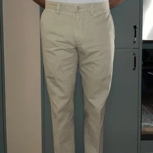 Chinos - Ralph Lauren-chinos i storlek 32/30. Bra skick, inga defekter. Säljs pga för små, jag är 180cm och väger 78kg.