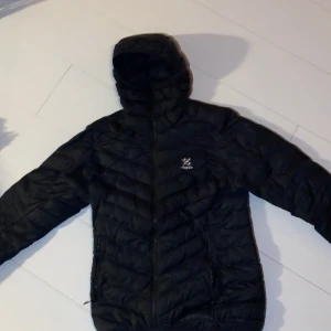 Haglöfs jacka svart - En svart haglöfs jacka med ett skick på 9/10 Använd fåtals gånger.