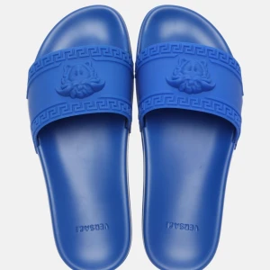 Versace slides - Helt nya versace slides i storlek 40 Kostar cirka 3700kr i butik  Kvitto medföljer.
