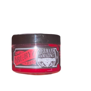 Röd färg❤️ - Skulle säga att färgen är lite mer åt de rosa hållet men annars jättefin färg❤️ använd 1 gång 