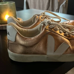 Veja skor -  Säljer mina skitsnygga väskor för att när jag köpte dom stod det storlek 37 men det är storlek 39 och jag köpte dem på Sellpy 💕 Kom gärna med prisförslag💕