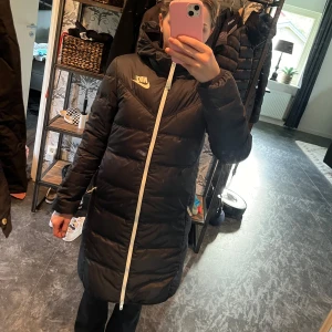 Vändbar höst och vinterjacka Nike - Jätte fin lång höst och vinterjacka från Nike. Man kan vända på den, ena sidan är utan sömmar och utan fickor och andra har sömmar och fickor. Använd få gånger🩷😍