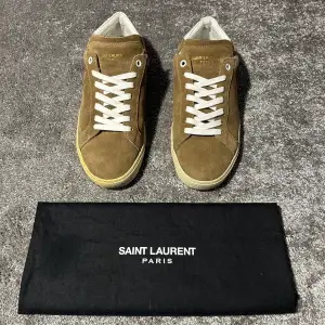 Saint Laurent, storlek 40 fitts 41, skick 9/10, dustbag medföljer vid köp, bara att höra av er vid funderingar 