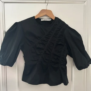 Svart blus från Gestuz  - Knappt använd så är som ny!   Köptes för 1295kr