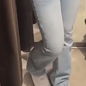 Ljusblå bootcut jeans - Säljer ett par ljusblå bootcut jeans i bra skick. Jeansen är tillverkade i ett bekvämt denimtyg som passar både till vardags och fest. Använda men ändå bra skick! 
