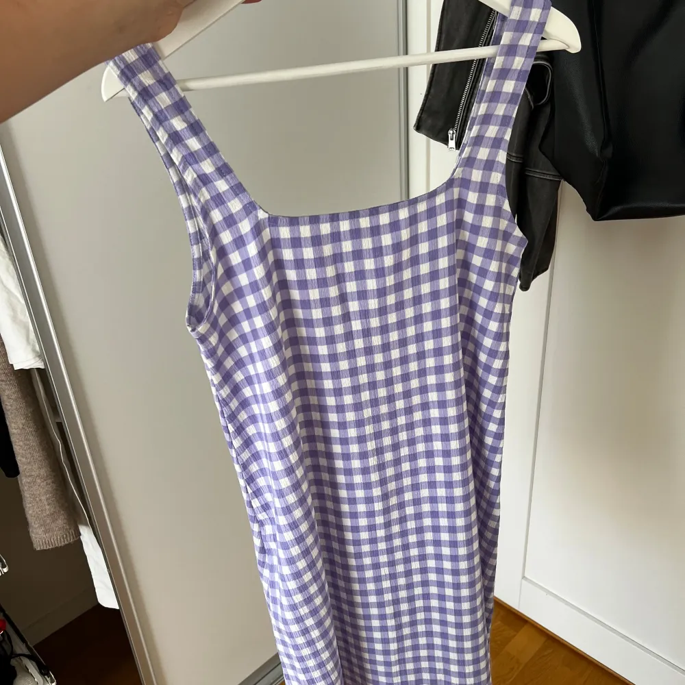 Säljer en superfin lila och vit rutig klänning. Klänningen har en enkel och stilren design med en rak passform. Perfekt för både vardag och till fest! Haft på mig två gånger, köpt i Turkiet för två år sedan för 499kr.. Mekot.