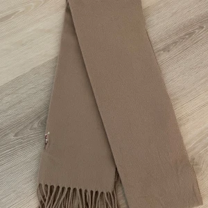 Polo Ralph Lauren Halsduk - Beige/Brun - Säljer en halsduk från Polo Ralph Lauren i beige/brun färg mycket fin skick. 