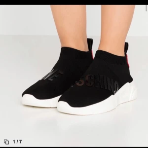 Svarta sneakers från Moschino - Snygga svarta sneakers från Moschino med en chunky vit sula. Storlek 38 använda så skickar gärna bild 400kr