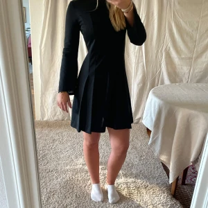 Svart långärmad kort klänningen  - Bra skick, dragkedja i ryggen, vintage och polyester