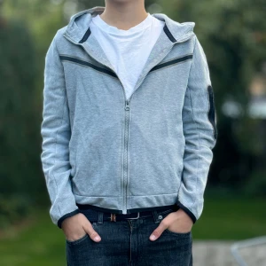 Grå Nike tech fleece - Säljer en grå Nike teck fleece, riktig snygg nu till höst. Skick 8.5/10. Vid intresse för mer bilder skriv privat.