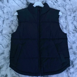 Snygg svart väst - Detta är en väst som jag köpte för 3 månader sen som jag inte fått någon användning av, den har varit använt två gånger men den passar inte riktigt in på min still just nu , inga skador och den är jätte mysig nu till höst/ vår säsongen.✨🍁🍂