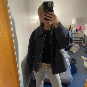 Kappa  - Säljer en jätte fin mörkblå kappa från NA-KD som tyvärr inte används längre, lite noppig men absolut inget man lägger märke till 💕 TRYCK INTE PÅ KÖP NU UTAN SKRIV INNAN