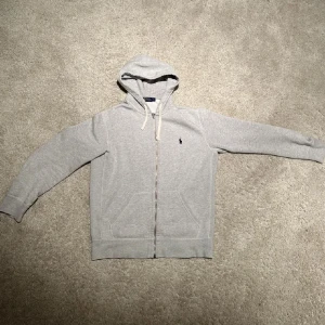RALPH LAUREN - Ralph Lauren zip hoodie  Fint skick Storlek M
