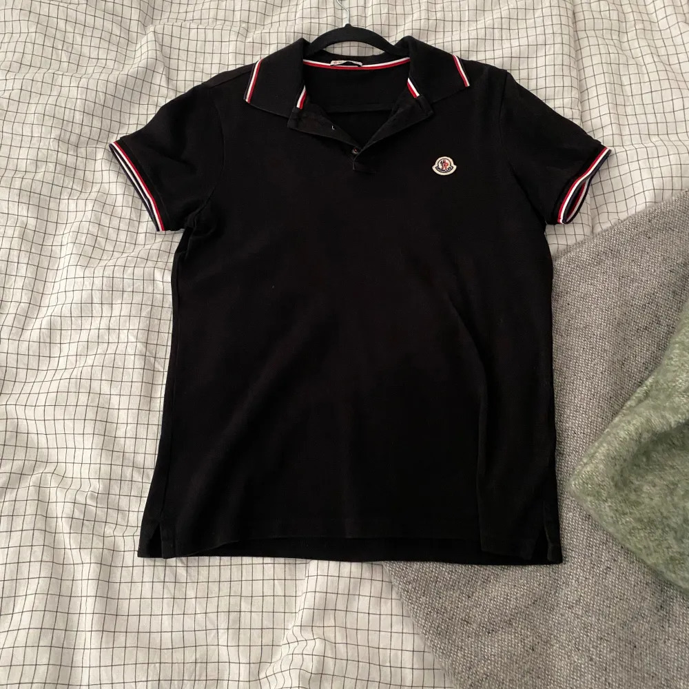 Moncler pike i 9/10 skick. Andvändfåtalgånger. Retail: 3599kr. T-paidat.