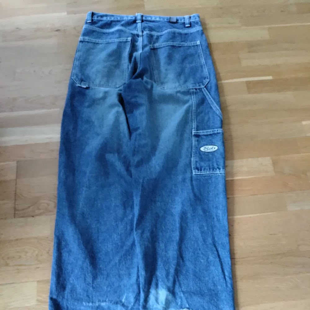 Midja: 86cm Längd: 117cm Byxben: 25cm  Lite heelbite från den förra ägaren men annars i gott skick. Jeans & Byxor.