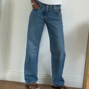 LEVIS 501 90s - Mellanblå, midwaist med raka ben. Kan hasas ned till low waist och mer baggy. Köpta i april, använda några gånger, då de inte sitter lika bra på mig som på bilderna. Motsvarar 34/36 om man vill ha dem lösare, 38 om man vill ha dem tighta upptill. 