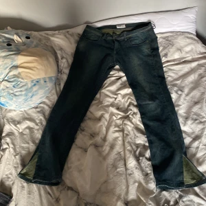 Lee jeans strl 34 x 32 (kan få för 150 oxå) - Inte använda köpte dom för ett tag sen (inte jag som sprättat upp där nere dom var så när jag köpte dom. Inga fläckar bra skick 