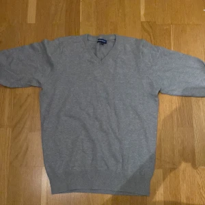 Berkeley tröja - Skön v ringad berkeley tröja. Relativt liten  i storleken. Hör av dig för fler frågor!