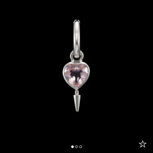 Maria Nilsdotter örhänge  - Säljer detta jättefina örhänge från MariaNilsdotter i modellen single love faceted med prislapp på. säljer då jag vill köpa annat par men det har gått mer än 14dagar så jag kan inte returnera. Box och allt medkommer. Skriv om det finns några frågor 💕