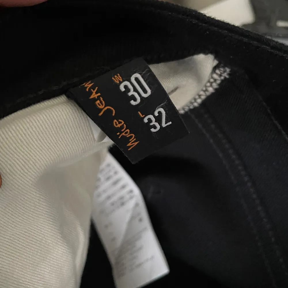 Svarta nudie jeans i väldigt bra skick. Storlek 30/32. Tajt passform . Jeans & Byxor.