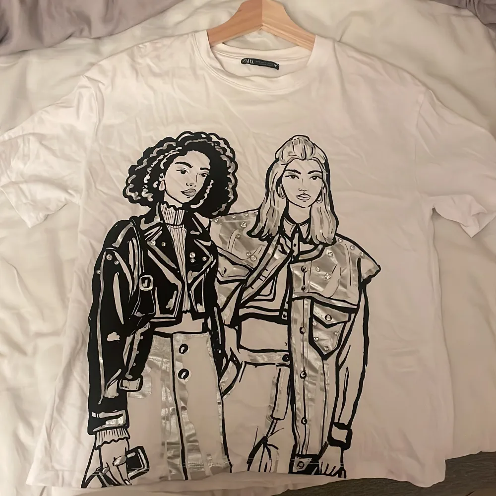 säljer denna jätte fina t-shirten från zara då den inte kommer till användning. den är i helt nytt skick. pris kan diskuteras💕. T-shirts.