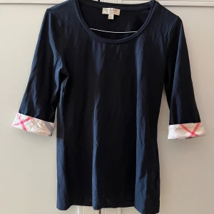 Burberry tröja - I princip oanvänd, trekvartslång ärm där man kan vika upp och ner burberry tyget