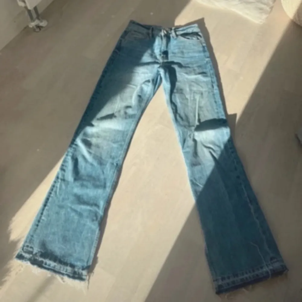 Fina jeans från pull&bear i storlek S❣️ skriv om ni vill ha fler bilder.. Jeans & Byxor.