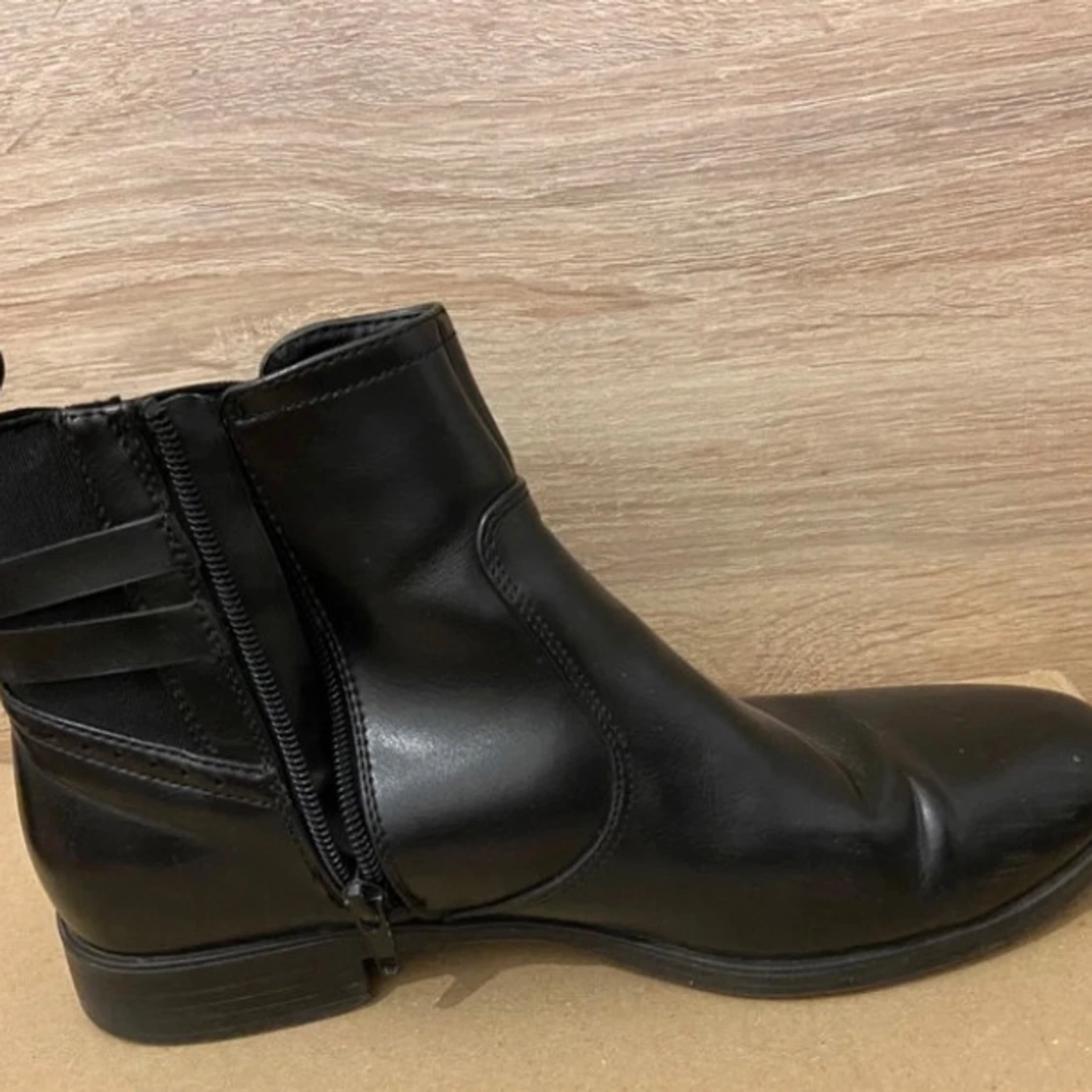 Svarta skinnstövletter med spännen - 90