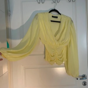 Ny blus  - Köpt från Nelly använd en gång inga tecken på användning st xs 