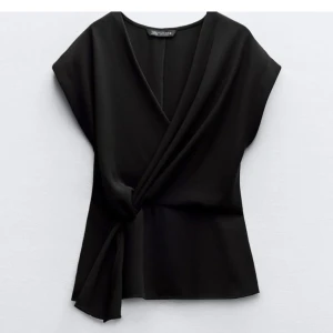 Svart omlott topp - Denna fina tröja/blus från zara är nästan helt ny, har används vid 1 tillfälle, säljer pga att det inte riktigt är min stil, orginalpris: 359, säljer för 299❤️