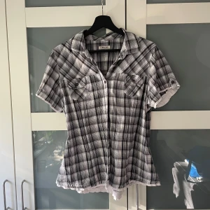 Kortärmad skjorta - Snygg vintage kortärmad skjorta från Cherokee, köpt second hand. Hittar ingen tydlig storleksförklaring men uppskattar till en L. 