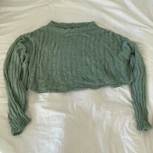Grön långärmad - Grön långärmad tröja i väldigt bra skick. Långa ärmar och liten i storleken 