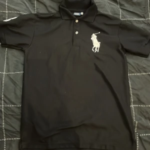 Ralph lauren pike - En riktigt snygg Ralph lauren pike storlek M men passar snyggt som storlek S också. Sitter fint och snyggt. Nästan helt oanvänd men har en liten liten defekt som knappt syns. Skick 8/10 (pga begagnad) Om du har nå fler frågor är de bara stt kontoakta