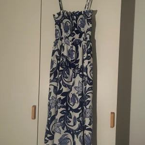 H&M sommar kollektion  - Storlek m  Använd och tvättad 1 gång, tyckte inte den passade min stil 