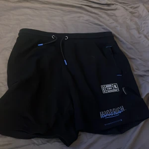 Short  - Hej säljer mina hoodrich Short då inte de kommer till användning längre, st L riktigt feta till sommarn köptes på Jd sport tvättas innan jag fraktar kom vid intresse 